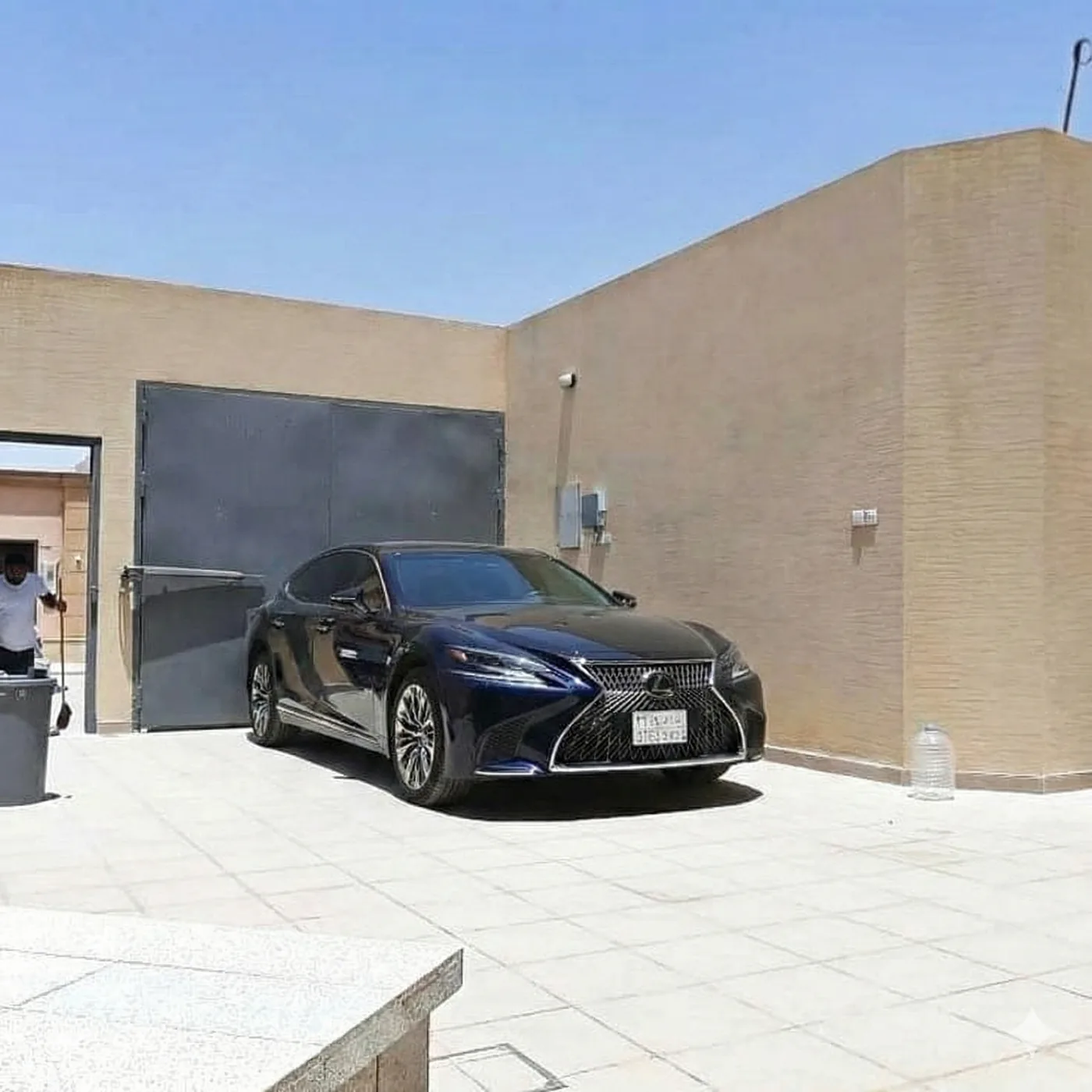 قبل التنفيذ - مساحة موقف سيارة قبل تركيب المظلة في الرياض